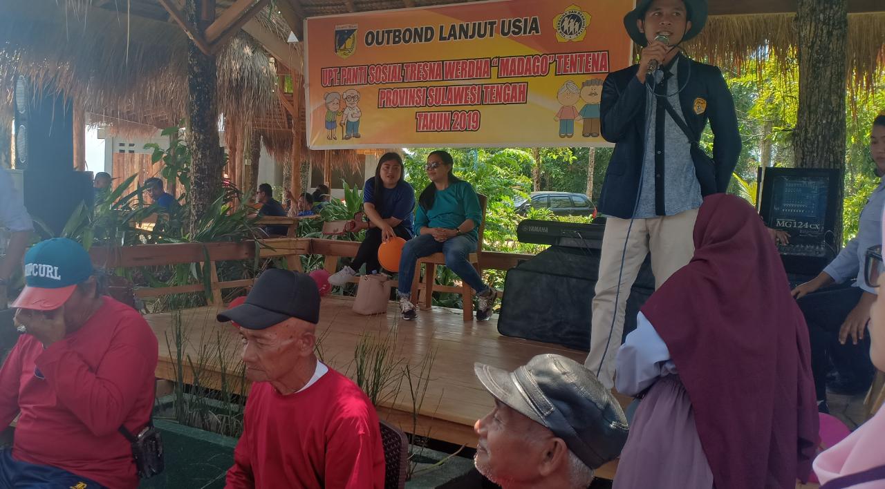 65 Penghuni Panti Sosial Tresna Werdha Madago Tentena, Refreshing di Pantai Siuri