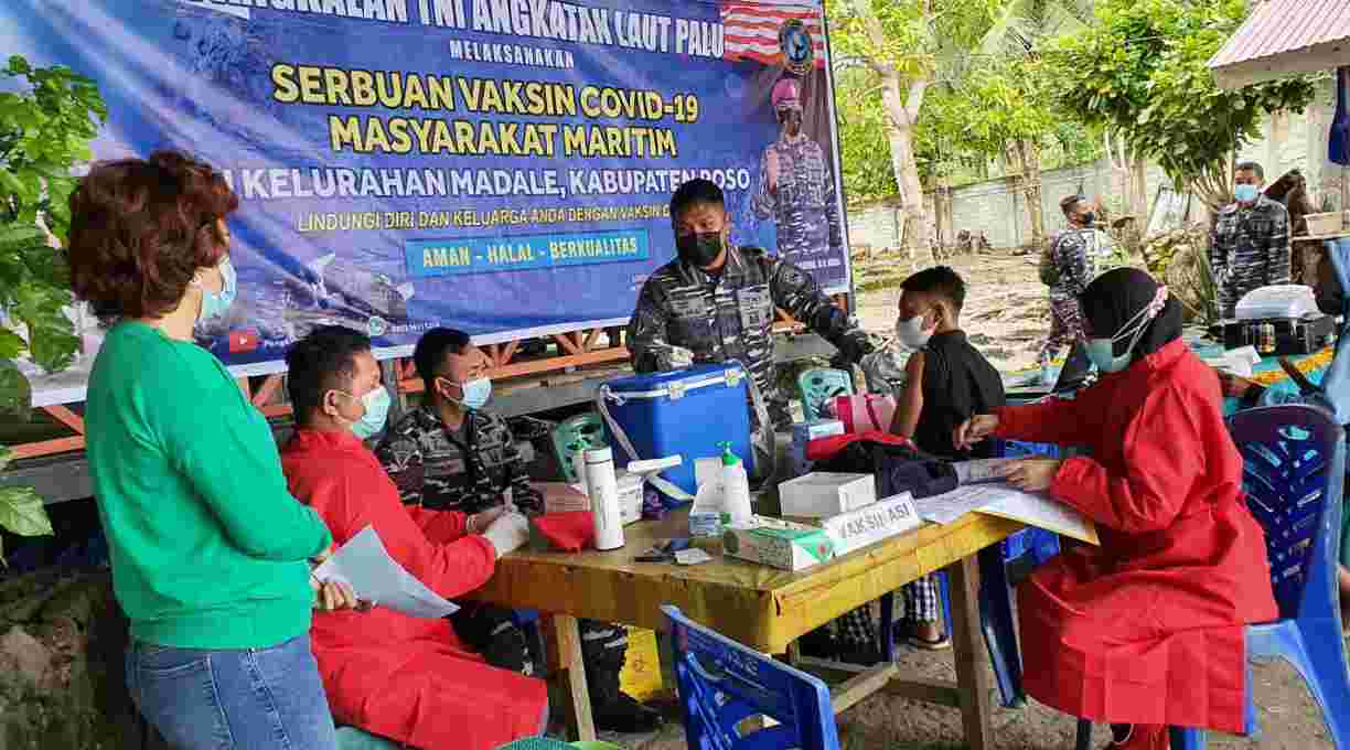 Lanal Palu Laksanakan Vaksinasi COVID-19 Masyarakat Maritim di Poso