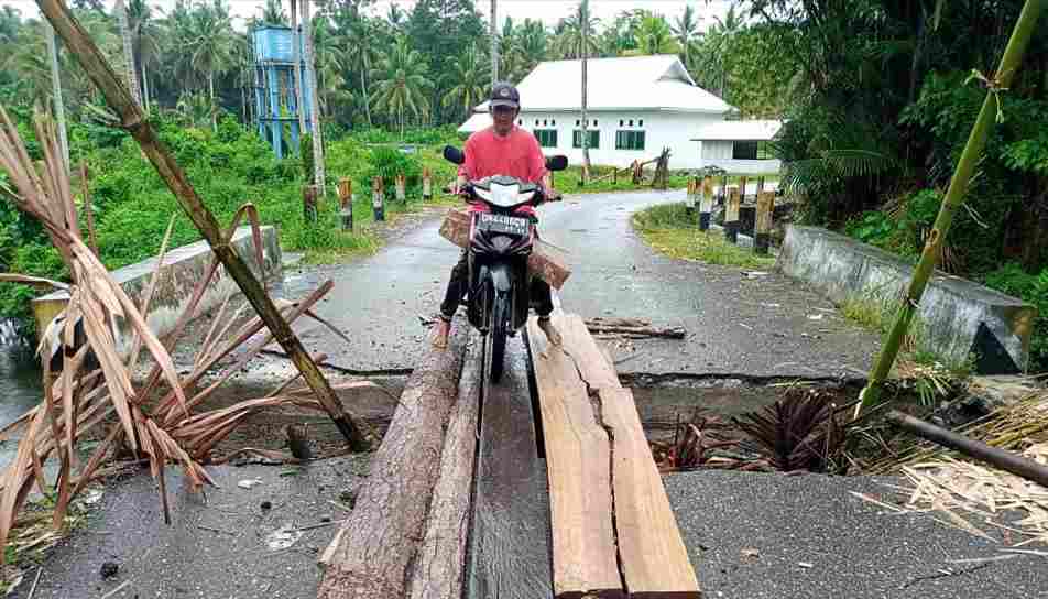 Oprit Jembatan Longsor diantara Desa Dowiwi dan Rantau Jaya belum Tertangani
