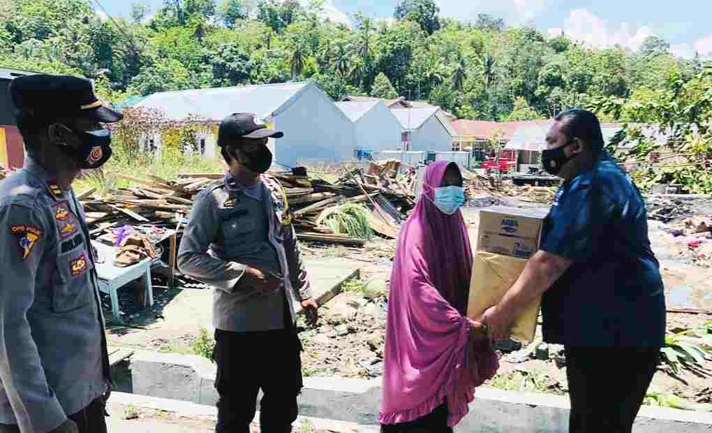 Polri Peduli, Polres Poso Bantu Warga Kayamanya yang Mengalami Kebakaran Rumah