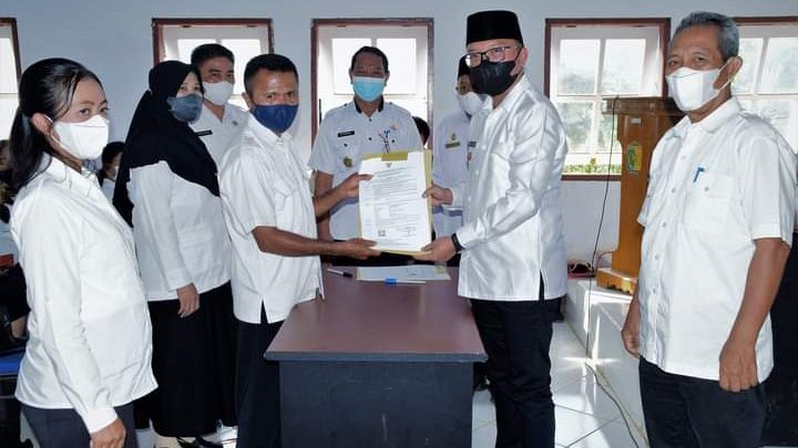 Photo of Bupati Delis Serahkan SK Pengangkatan P3K bagi 182 Tenaga Guru