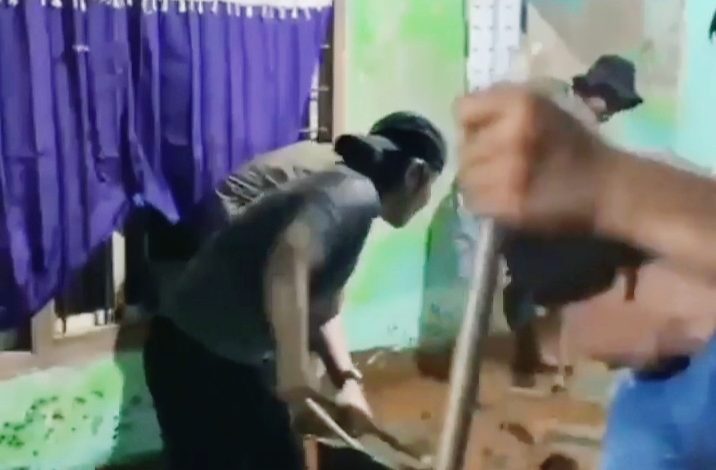 Photo of Ketua PMI Morut Bantu Bersihkan Rumah Warga
