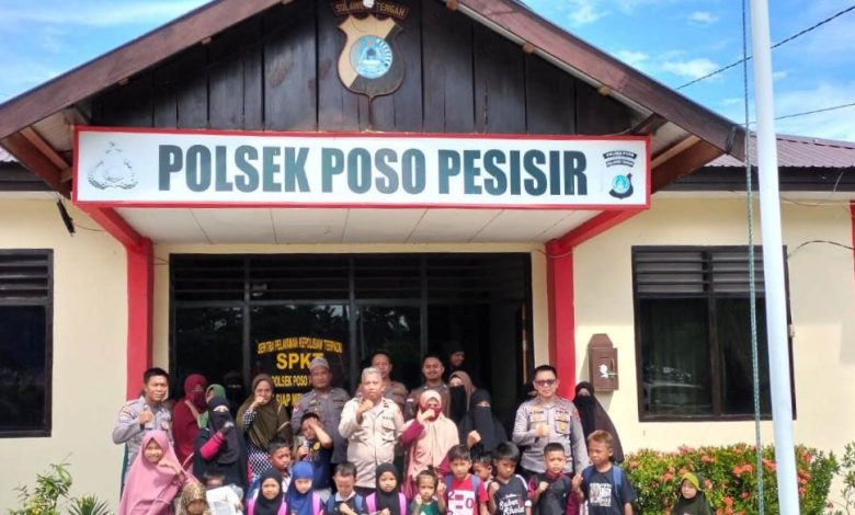 Photo of Satgas II Preemtif Ops Madago Raya Bantu Anak Sekolah di Poso Pesisir