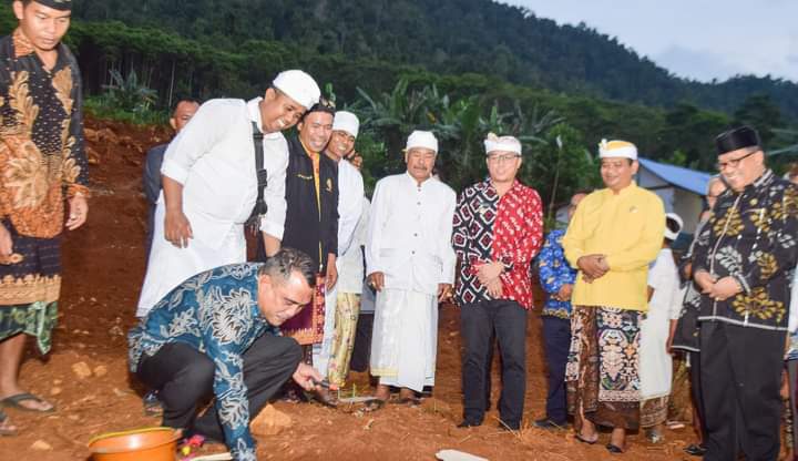 Photo of Staf Ahli Gubernur Sulteng Letakan Batu Pertama Pembangunan Pura Agung di Morut