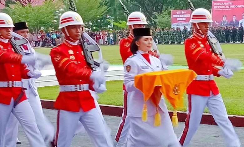 Photo of Theresia Jessica Pembawa Baki Upacara Penurunan Bendera di Poso, Ingin Jadi Polwan