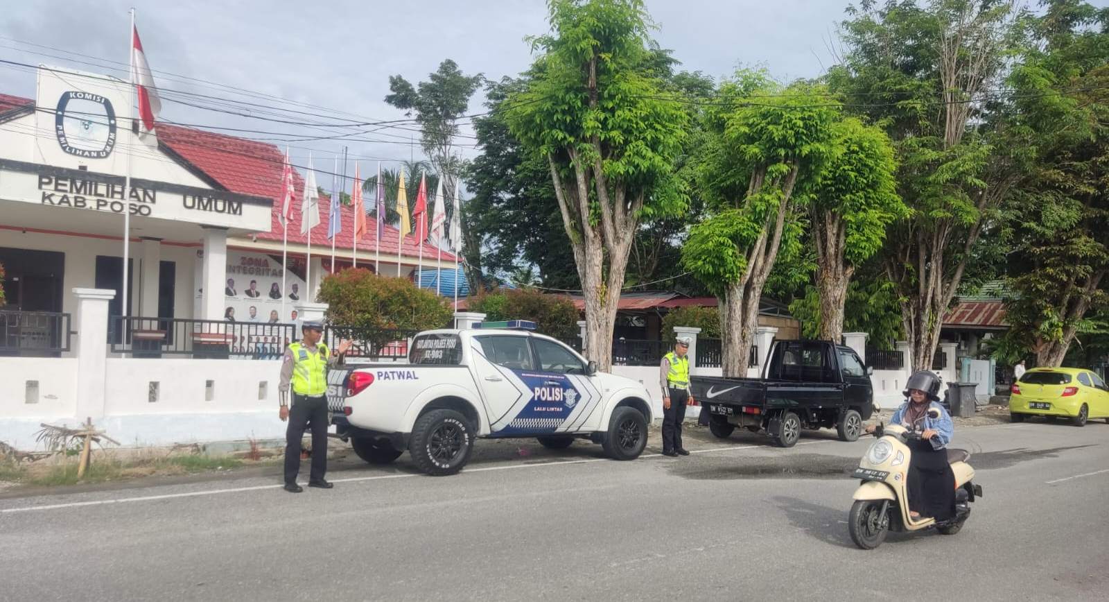 Satgas Kamseltibcar Polres Poso Patroli Lalulintas Depan Kantor Penyelenggara Pemilu
