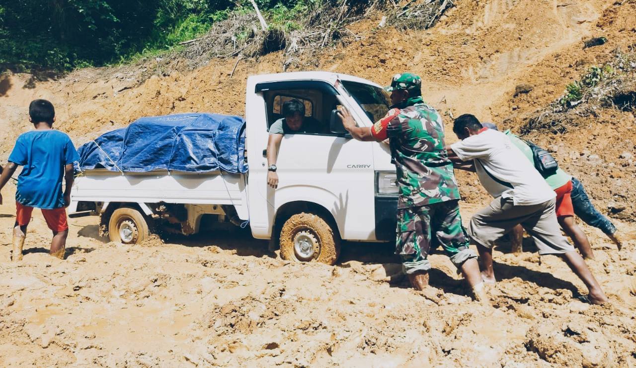 Personel Kodim 1307 Poso Bantu Tarik Mobil Terjebak Lumpur