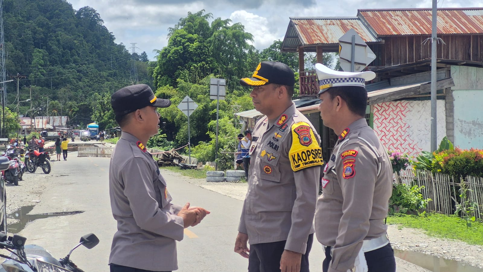 Di Lokasi Jalan Longsor Watuawu, Kapolres Poso Pastikan Keamanan dan Kelancaran Lalu Lintas