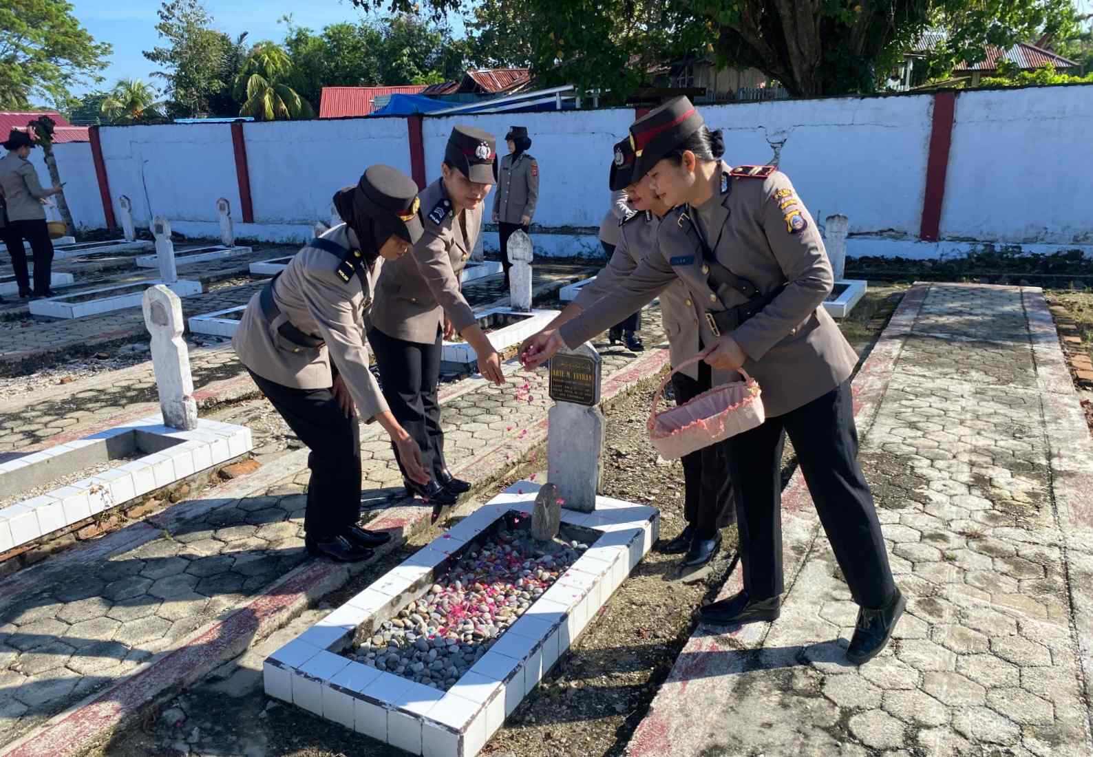 Polres Poso Peringati HUT ke-77 Polwan, Ziarah ke Taman Makam Pahlawan Kawua