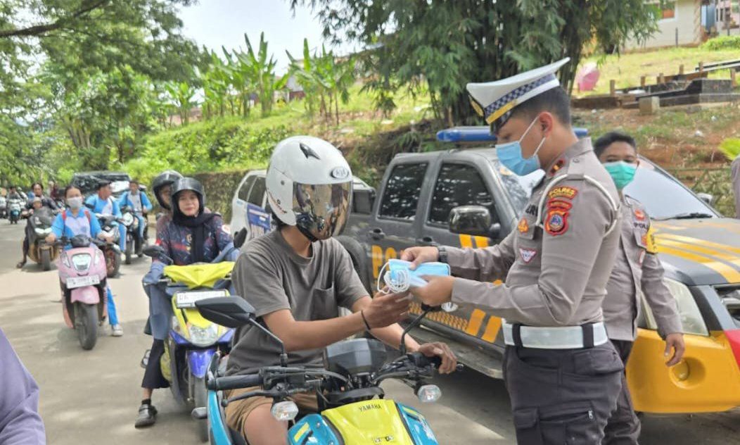 Polres Morowali Utara Bagikan 500 Masker Untuk Antisipasi Lonjakan ISPA