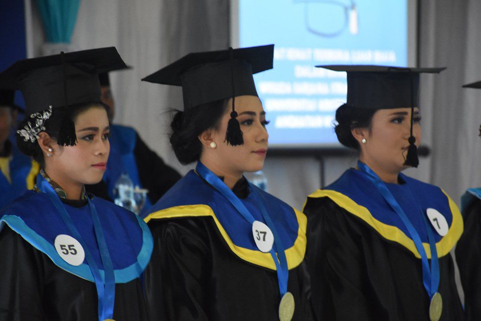 UNKRIT Tentena Lahirkan 61 Sarjana Siap Pakai.