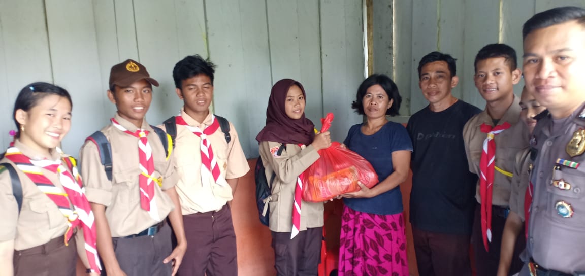 Saka Bhayangkara Polres Poso serahkan Bantuan bagi Warga kurang Mampu
