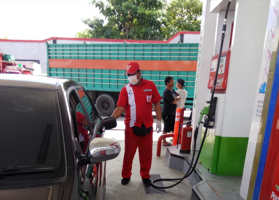 Cegah Covid-19, Petugas SPBU Moengko Melayani Gunakan Masker dan Sarung Tangan