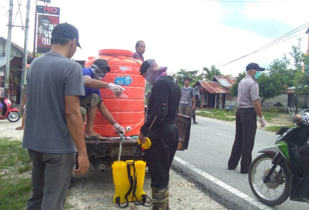 Pemdes Maliwuko Lakukan Penyemprotan 287 Rumah Warga