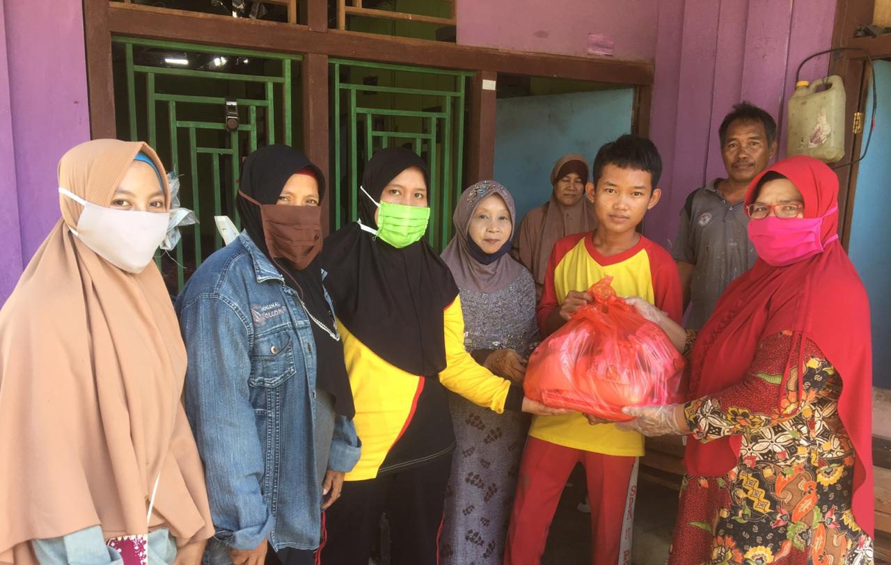MTsN 2 Poso, Berbagi Sembako bagi Siswa Terdampak Banjir