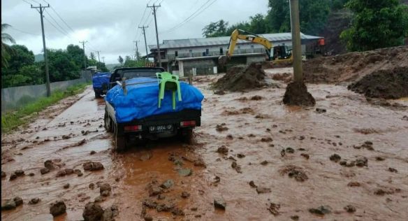 Aksi Protes, Warga Desa Lalampu Blokade Jalan Aktivitas PT. CBP