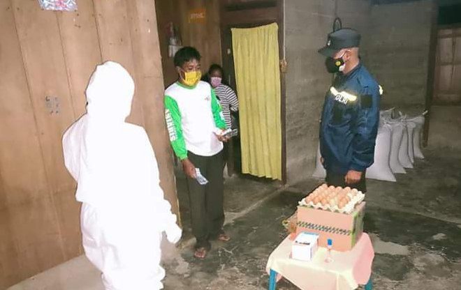 Pemdes Tolambo Beri Bantuan bagi Warga Jalani Isoman