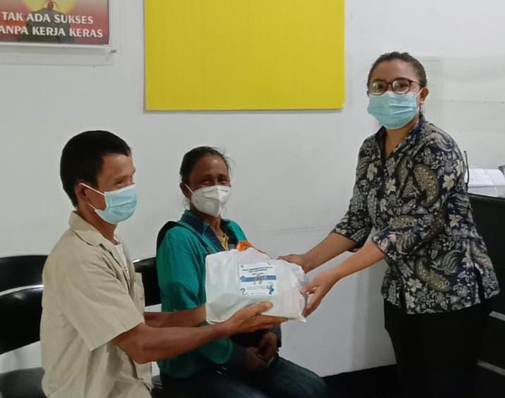 Rayakan HUT ke15, BPR Anugrah Poso Salurkan Sembako bagi Warga