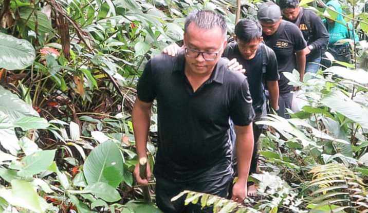 Masuk Pedalaman Wana, Rombongan Bupati Morut Jalan Kaki Puluhan Kilo Meter