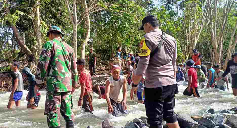 Saat Operasi, Satgas Madago Raya Bantu Warga Benahi Tanggul Jebol