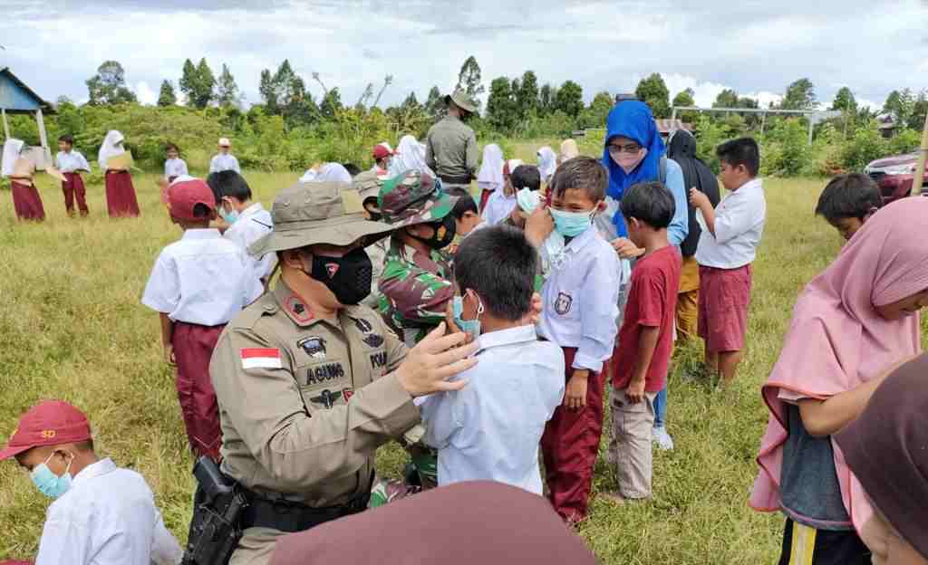 Kandepe Topelinja bersama Satgas Madago Raya Memanjakan Anak-anak