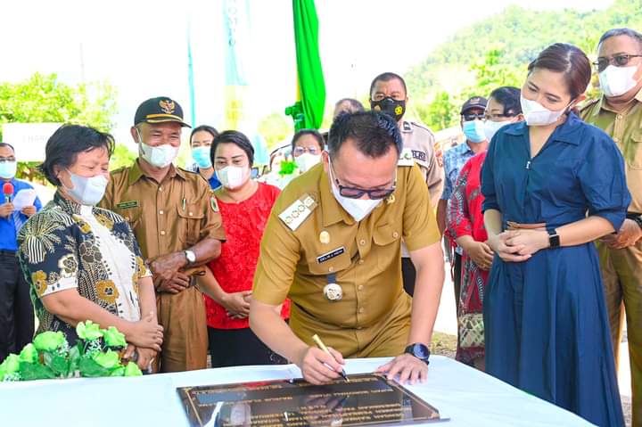 Bupati Resmikan Monumen Pembaptisan Pertama GKST di Tana Mori