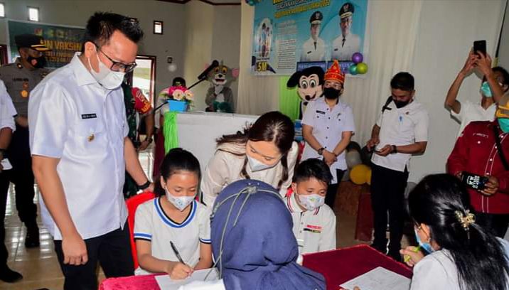Bupati Morut bersama Istri Beri Perhatian Serius Pelaksanaan Vaksin bagi Anak