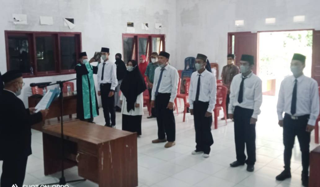 Lantik 13 Perangkat Desa, Ini Harapan Kades Labuan