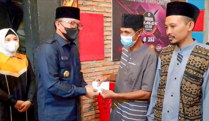 Serahkan Insentif untuk Rohaniawan, Bupati Morut Akan Menambah Kalau PAD Meningkat