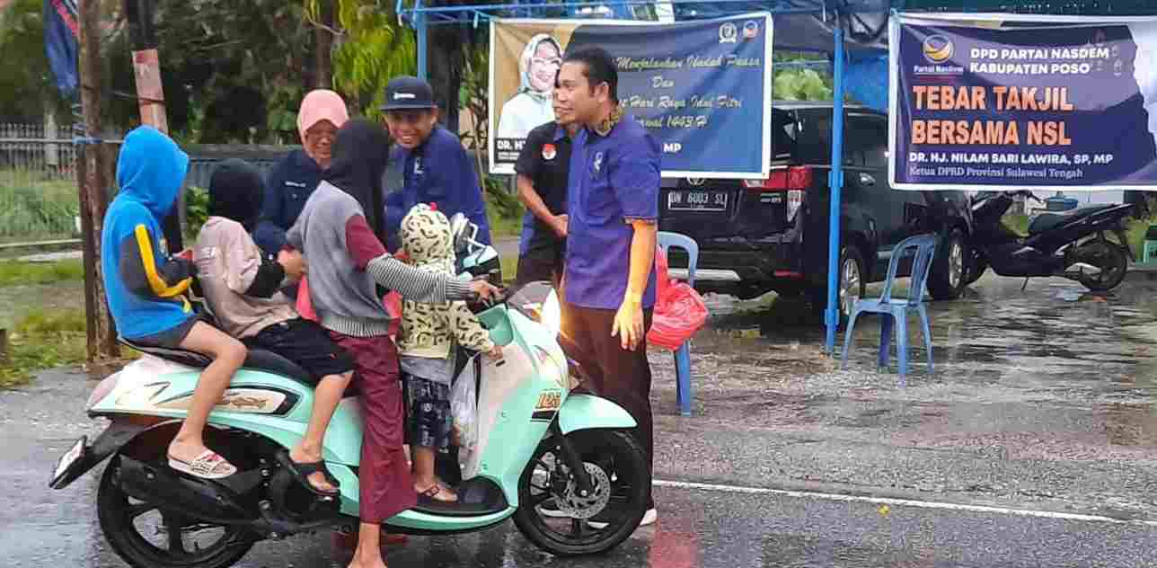 Tebar Takjil Bersama NSL, NasDem Poso Bagi-bagi pada Warga