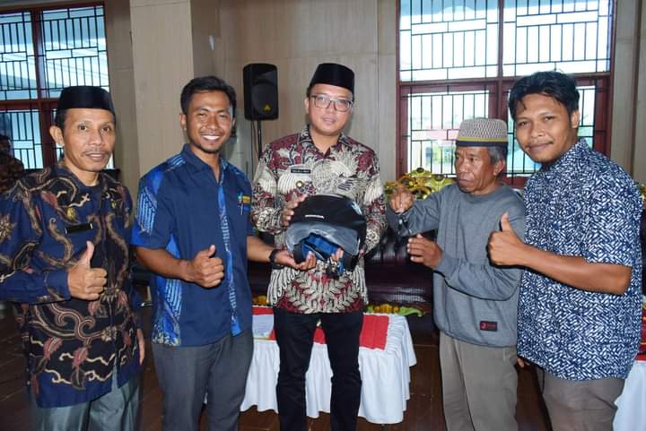 Bantu Kelancaran Keagamaan, Pemkab Morut Serahkan Bantuan Kendaraan