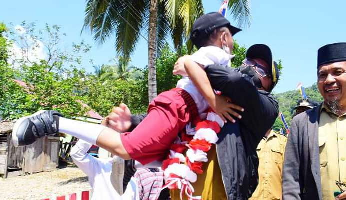 “Selamat Datang Pak Dokter,” teriak Seorang Murid SD, Saat Kunjungan Bupati Morutย