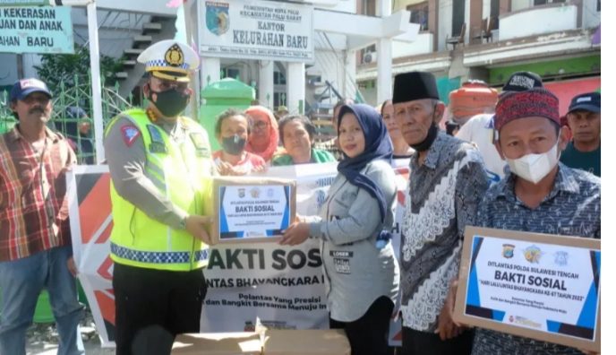 Ditlantas Polda Sulawesi Tengah Salurkan Ribuan Paket Sembako