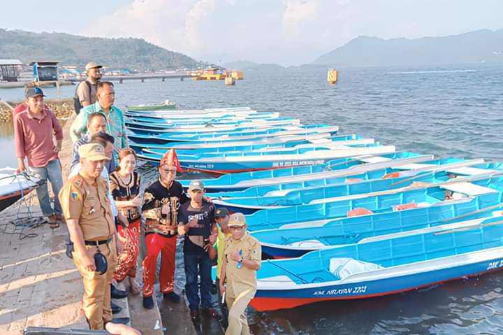 HUT ke 9 Morowali Utara, Delis Serahkan 50 Perahu Bermesin 13 PK