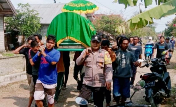 Babhinkantibmas Bahomante Morowali Melayat dan Bantu Proses Pemakaman Warga