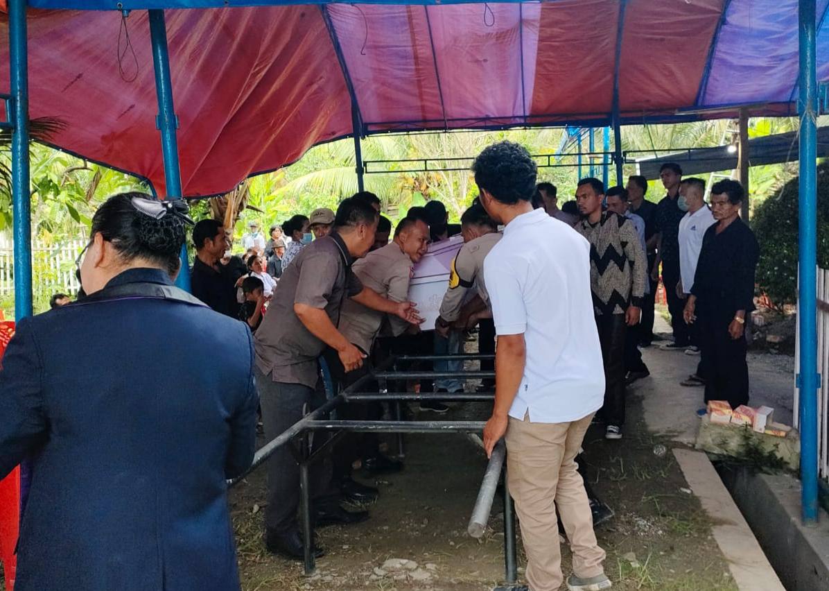 Bhabinkamtibmas Desa Tambaro Poso, Bantu Proses Pemakaman Wargaย