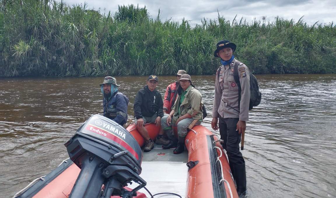Polres Poso Dibantu Warga Mencari Orang Hilang di Lore Timur