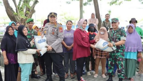 Kapolres Poso Bagikan Sembako Kepada Petugas Kebersihan