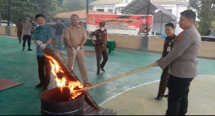 Kejari Poso Musnahkan BB Kasus Pembunuhan 