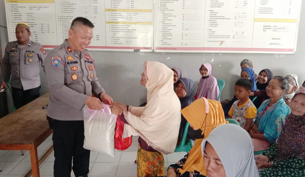 Satgas Madago Raya Berikan Sembako Bagi Warga Desa Kalora Poso