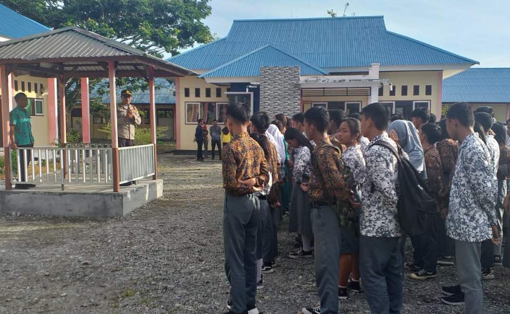 Kapolsek Rianto beri Pembinaan bagi Pelajar SMAN I Bakti Agung Poso