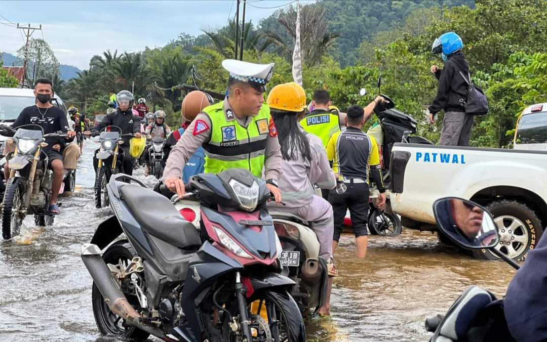 Polres Morut Bergerak, Bantu Warga Melintasi Genangan Air di Desa Bunta