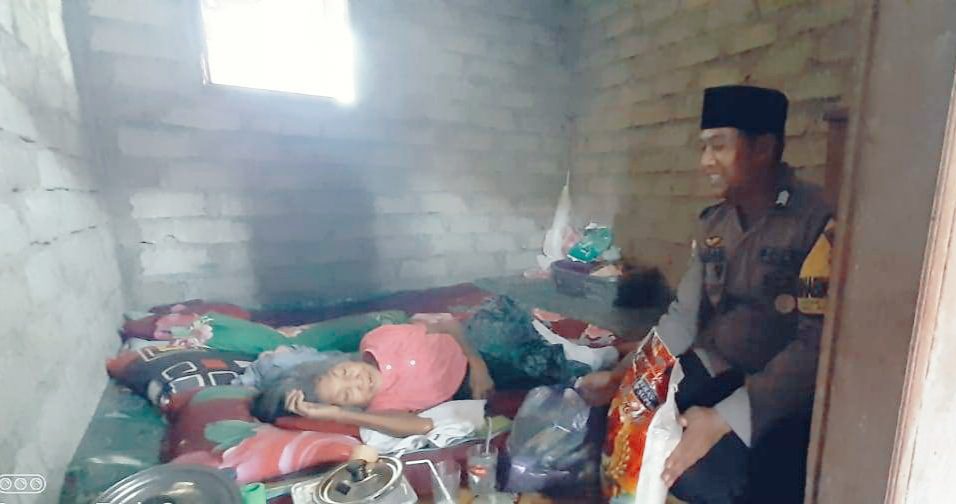 Da’i Kamtibmas Polri Kunjungi Warga Pandajaya Sedang Sakit