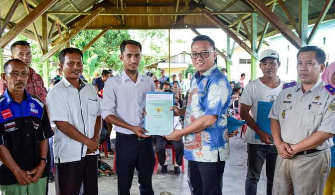 Bupati Morut Serahkan 890 Sertifikat Tanah kepada Warga Desa Malino