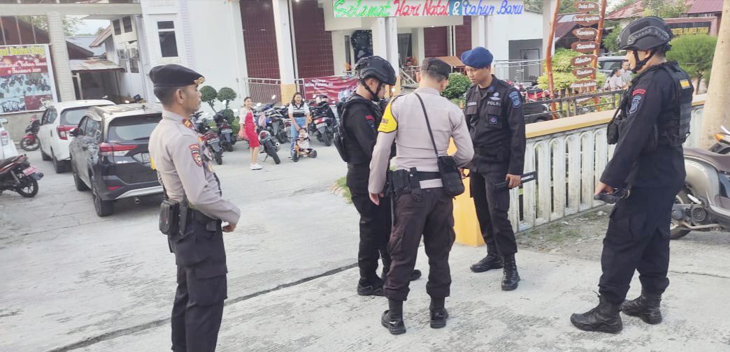 Malam Natal, Tim Gegana Jibom Brimobda Sulteng Sterilisasi Sejumlah Gereja di Poso