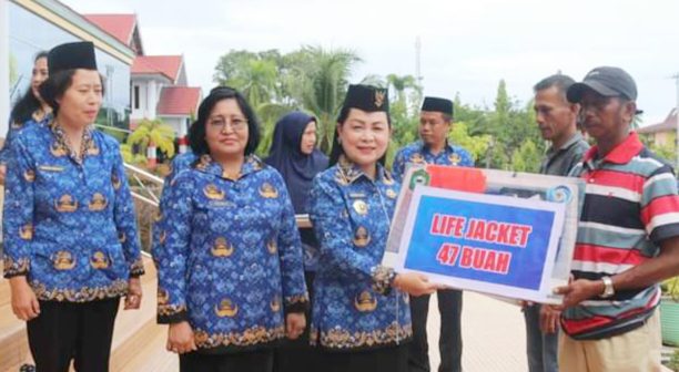 Pemkab Poso Serahkan Sejumlah Bantuan Diskanlut