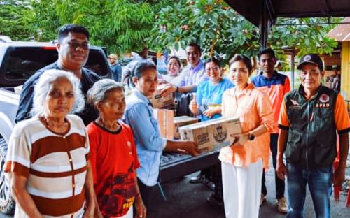 Febriyanthi Hongkiriwang Serahkan Bantuan Korban Banjir di Touna