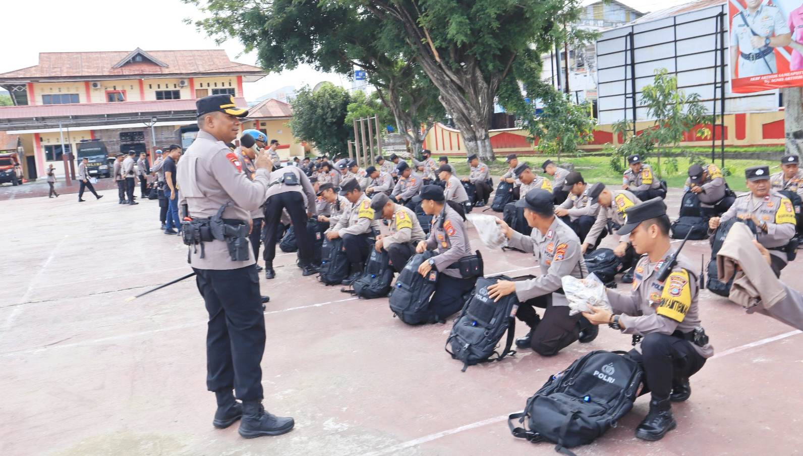 Polres Poso Apel Ngecek Perlengkapan Personel Pengamanan di TPS