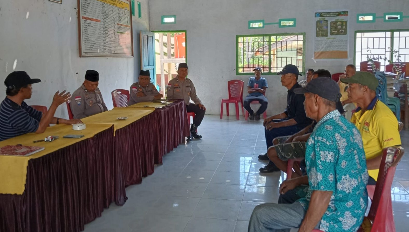 Satgas Madago Raya Bersilaturahmi dengan Kades Pelawa di Parimo