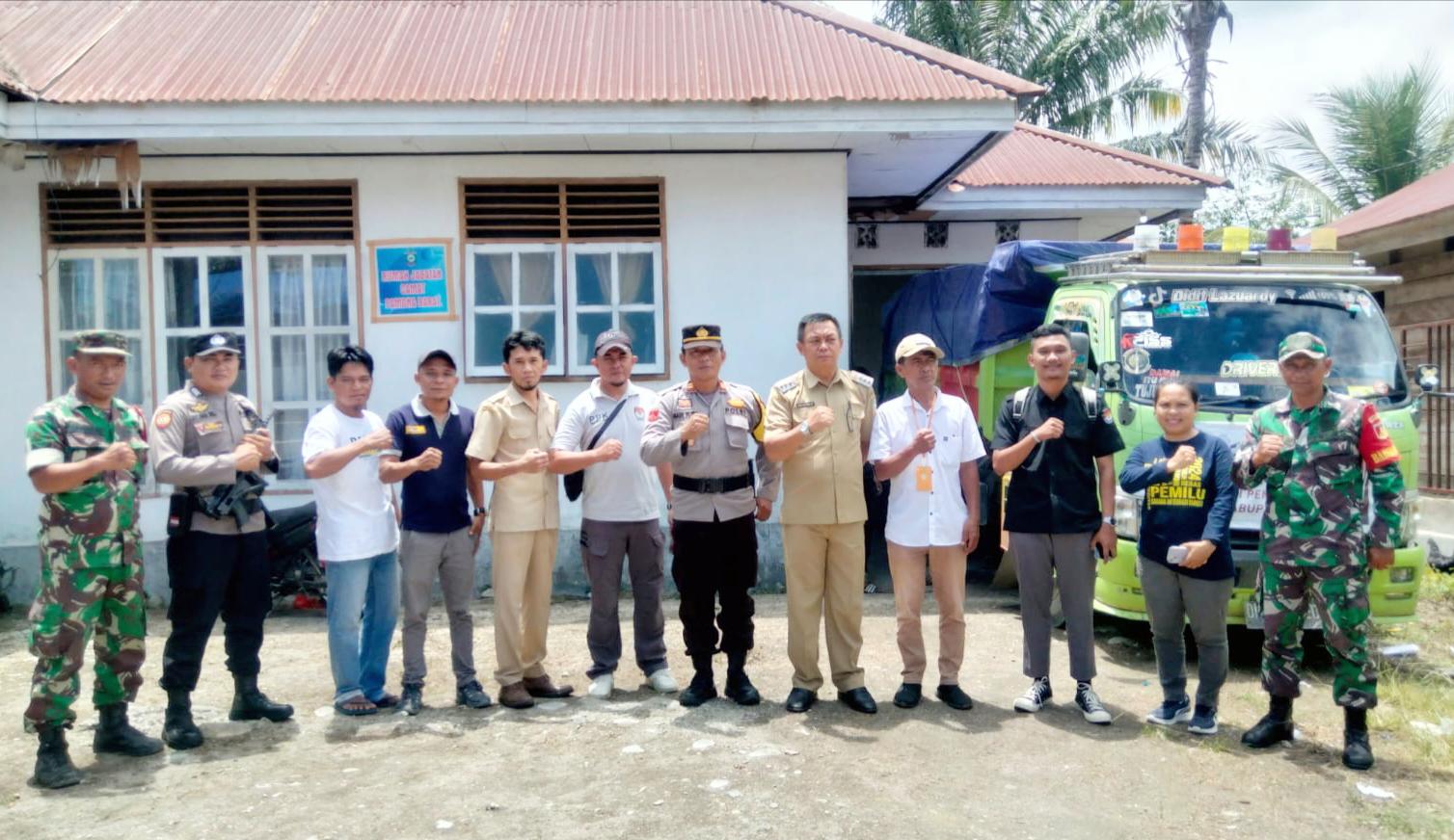 Kapolsek Pamona Barat Kawal Pergeseran Surat Suara ke Gudang Logistik KPU Poso